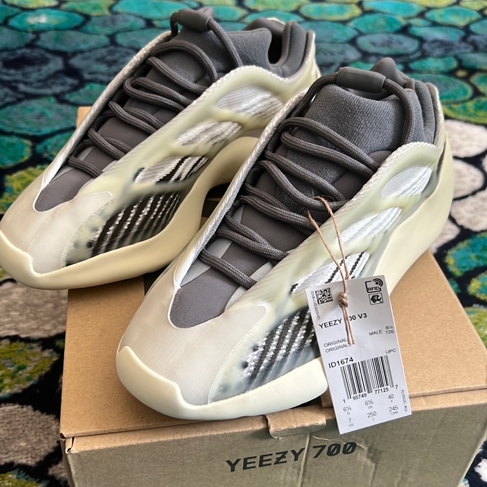 Yeezy 700 V3 Size 7 Brand New